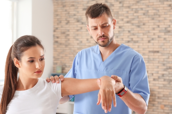 7 Sprained Arm Symptoms and Treatment Options